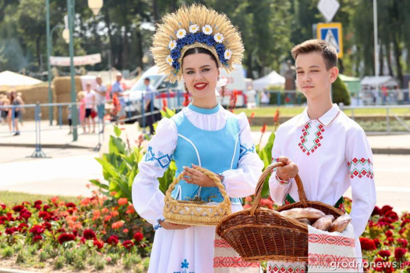 Первый в Беларуси трактортриал диорамы из хлеба и концерт группы НаНа Рассказываем почему  августа стоит ехать в Свислочь на каравайфест Ба